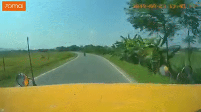 Người phụ nữ bịt kín tông trực diện vào xe container