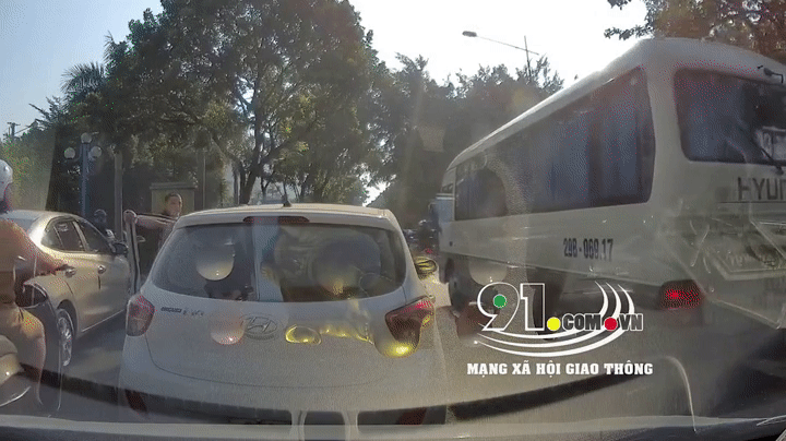 Tài xế Grand i10 rút gậy 3 khúc đe dọa tài xế xe ôm công nghệ