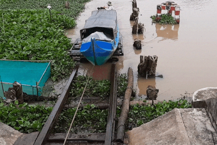 Nông dân miền Tây chế tạo ròng rọc kéo thuyền qua đập