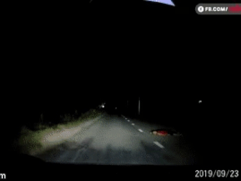 Người đàn ông nằm bất động giữa đường trong đêm tối