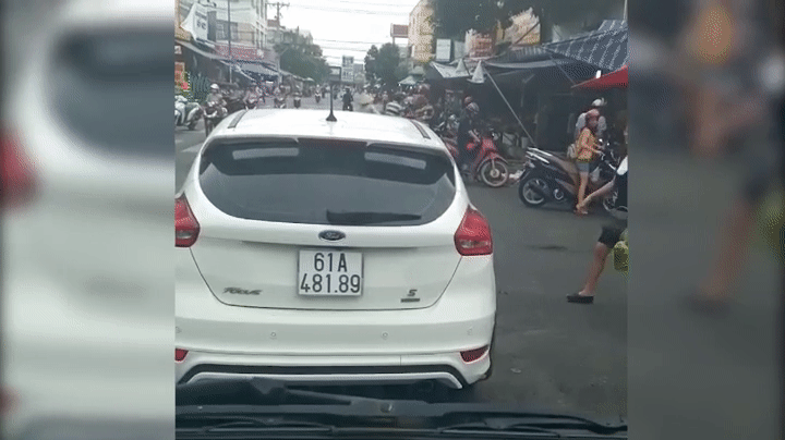 Nữ tài xế ngang nhiên đỗ ô tô giữa đường để đi chợ