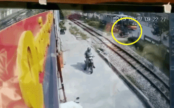 Video vượt tàu hỏa bất thành, nam thanh niên bị đâm tử vong