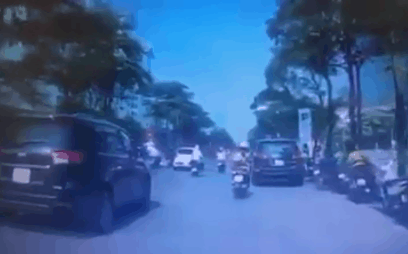 Hai mẹ con suýt mất mạng vì nhìn bình sữa rơi trên đường