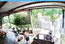 Bắt khẩn cấp người chém chết hàng xóm ngay sân nhà