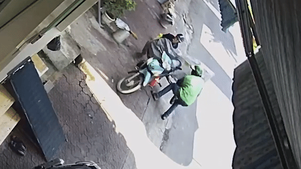 Ngại phá khóa, trộm bê nguyên xe đạp điện lên xe máy để tẩu thoát