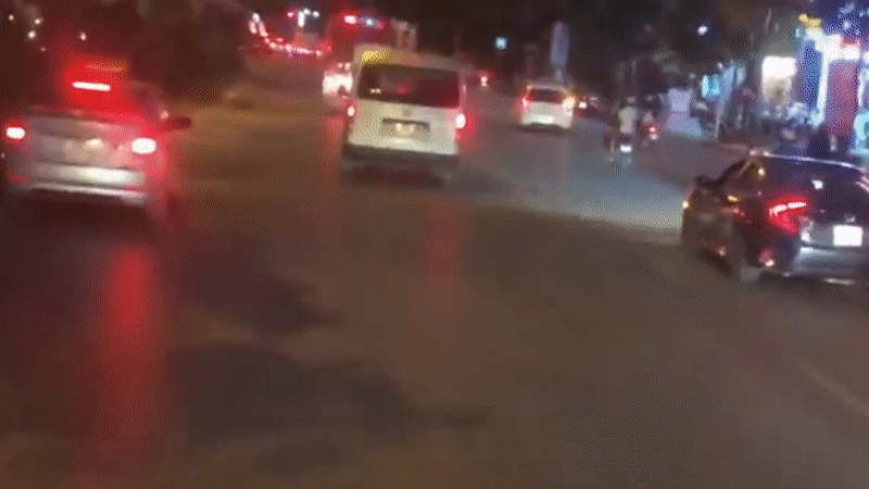 Ô tô không nhường đường, xe chữa cháy buộc phải đi ngược chiều