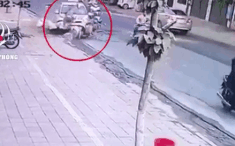 Taxi vọt ga tông thẳng vào 2 người phụ nữ