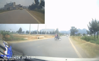 Cặp đôi đi xe máy sang đường bất ngờ khiến tài xế ô tô hốt hoảng