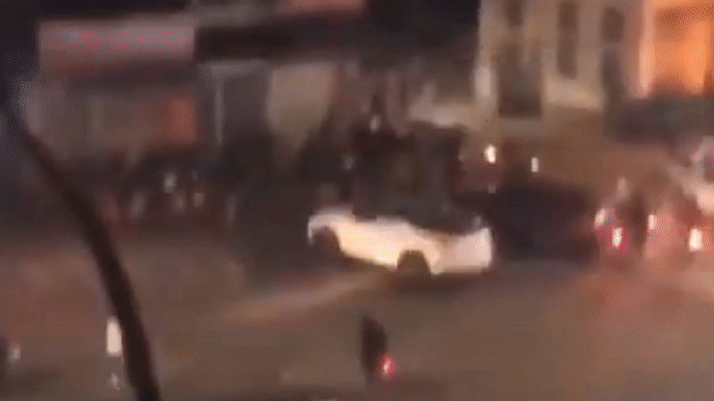 Hàng chục thanh niên hỗn chiến như phim trên đường Trần Khát Chân