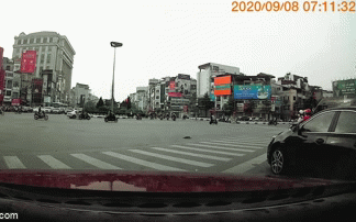 nu tai xe o to huc vang 2 nguoi di xe may tren pho ha noi