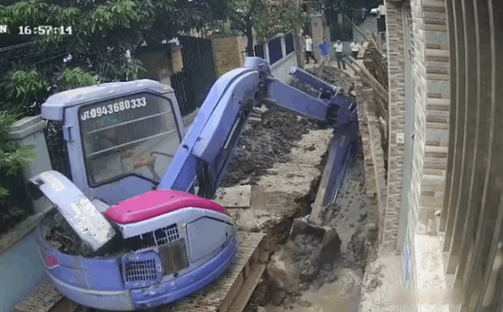 khoanh khac buc tuong do sap de trung 3 cong nhan