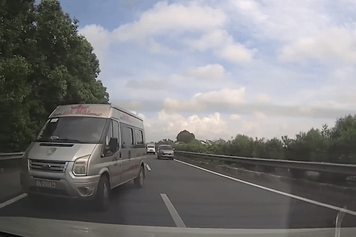 Ô tô khách chèn ép xe CSGT trên cao tốc Pháp Vân - Cầu Giẽ