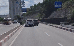 2 chiếc ô tô liên tục chặn đầu, chèn ép nhau