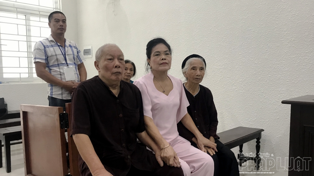 cụ Đỗ Văn Hợp và vợ là Nguyễn Thị An (cùng 88 tuổi) và một số người thân đến dự khán