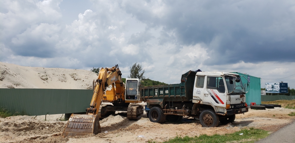 UBND xã Bình Châu đã ban hành Quyết định 285/QĐ – TGTVPT về việc tạm giữ tang vật, phương tiện vi phạm hành chính, giấy phép, chứng chỉ hành nghề của Công ty Việt Khôi Hưng gồm: 1 xe ô tô tải ben BS 72C – 167.79; 01 xe cuốc để phục vụ công tác xử lý