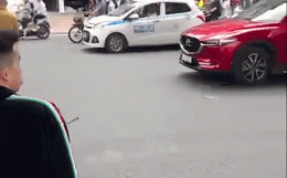 Nam thanh niên sử dụng hung khí đập vỡ mặt trước xe máy