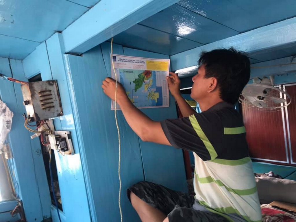 KCM và Bộ đội biên phòng phát bản đồ định vị hệ thống dầu khí trên biển để ngư dân biết và thực hiện