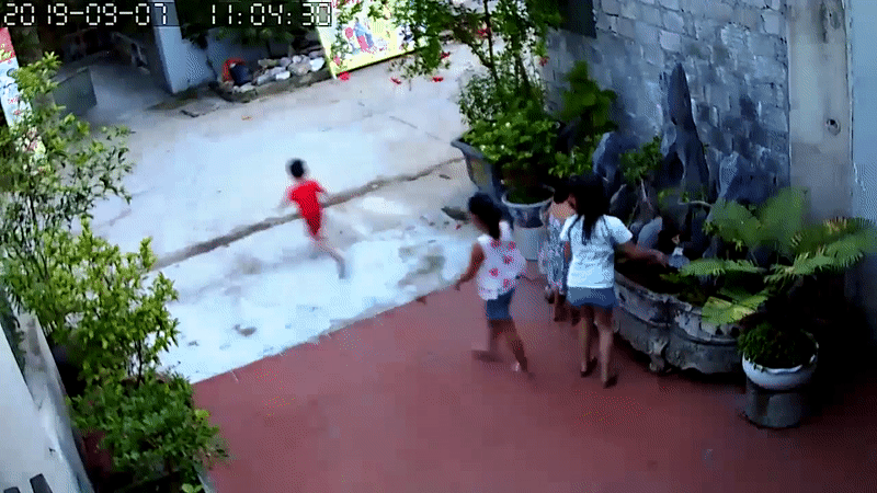 Xe máy phóng nhanh tông bé trai chạy sang đường văng xa