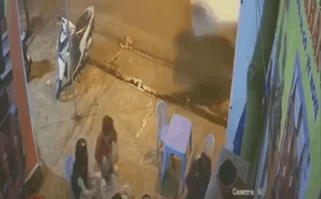 Nắp thùng xe bán tải bất ngờ văng trúng cả gia đình đang ăn cơm