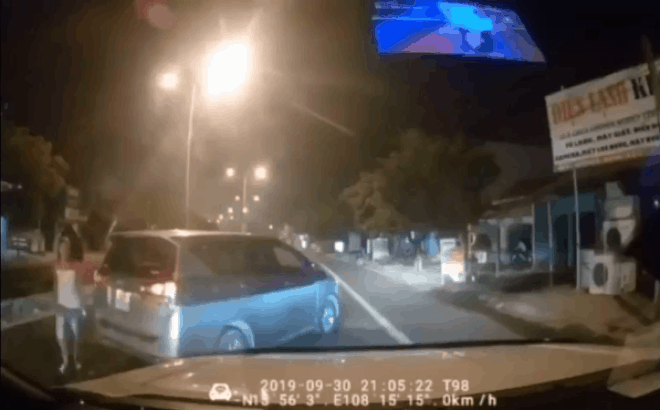 Lạng lách trước ô tô, nam thanh niên bị đánh ngay sau đó