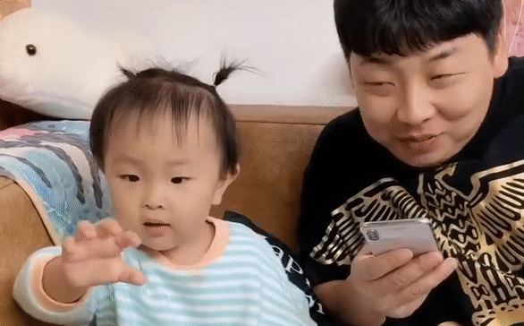 Đút đồ ăn cho bố bị ngậm cả tay, cô bé khóc thét kêu cứu