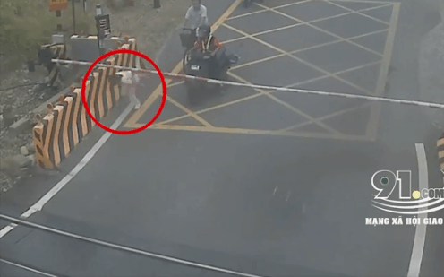 Cô gái vượt barie nằm vắt ngang đường ray tự tử