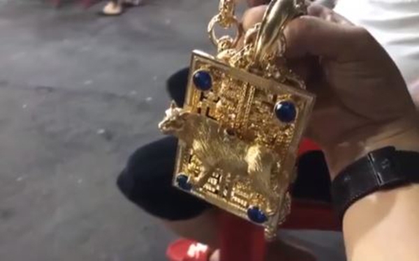 Người đàn ông đeo 100 cây vàng bán ốc vỉa hè