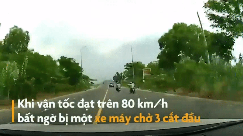 Xe máy chở 3 tạt đầu ô tô đang chạy vận tốc 80 km/h