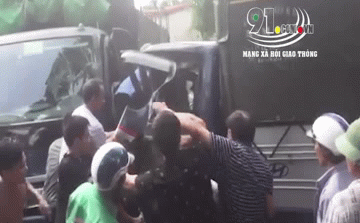 Chục người dân cùng giúp tài xế xe tải mắc kẹt sau tai nạn