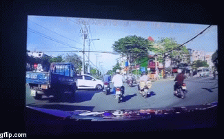 Xe máy tông trực diện ô tô con, người bị hất văng lên cao