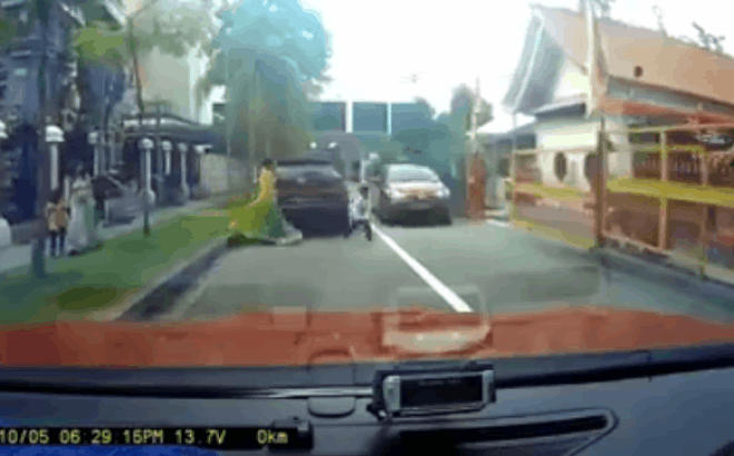 Cậu bé lọt gầm ô tô thoát nạn khi vụt qua đường