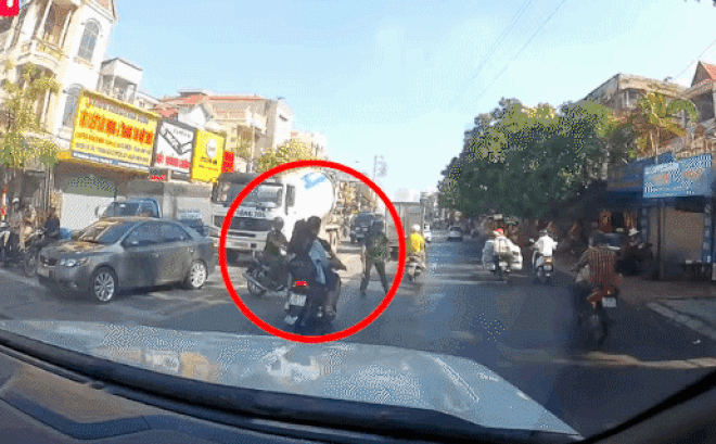 Nam thanh niên định bỏ bạn gái lại để "chạy chốt"