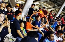 Trải lá quốc kỳ xuống ghế ngồi khi xem trận Việt Nam - Malaysia