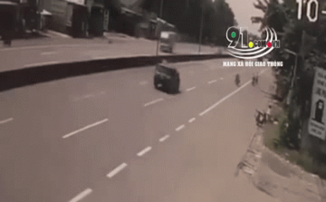 Người đàn ông đi ngược chiều bị ô tô tông văng xa chục mét