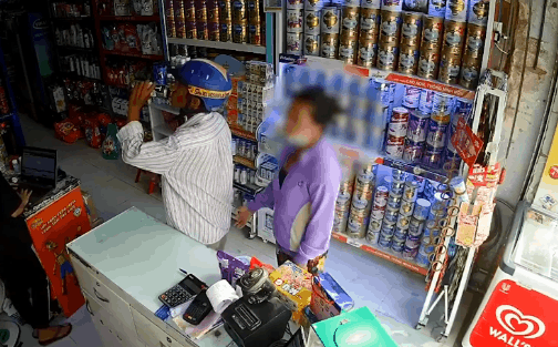 Cặp đôi trung niên phối hợp trộm đồ ngay trước mặt người bán hàng