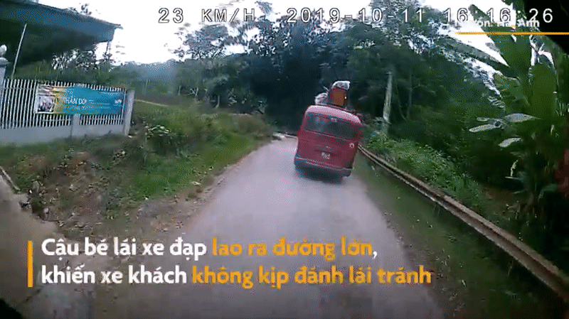 Cậu bé thoát nạn khi lao thẳng xe đạp vào ô tô khách