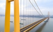 Ngắm nhìn cầu treo 2 tầng dài nhất thế giới từ trên cao