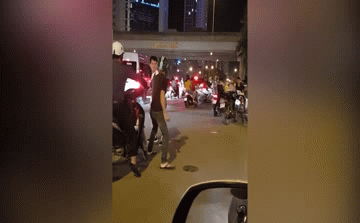 Tài xế ô tô dùng cờ lê đánh thanh niên Grab sau va chạm giao thông