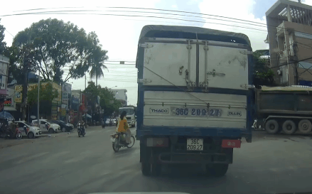 Xe tải phanh gấp trước cô gái sang đường bất chấp nguy hiểm