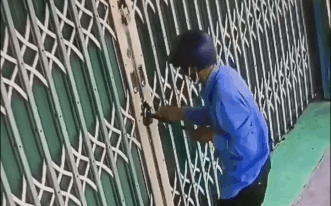 2 tên trộm thản nhiên phá khóa cửa, két sắt giữa ban ngày