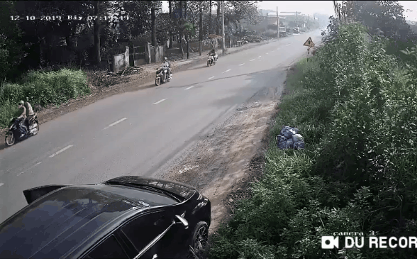 Người đàn ông gây tai nạn liên hoàn khi mở cửa xe ô tô