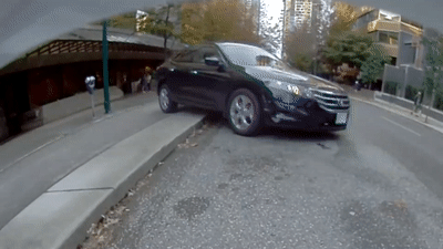 Tài xế đạp nhầm chân ga, ô tô lùi hết tốc độ rồi lật ngửa