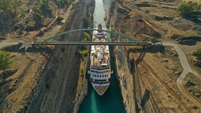 Tàu du lịch khổng lồ lập kỷ lục vượt qua con sông hẹp 25 m ở Hy Lạp