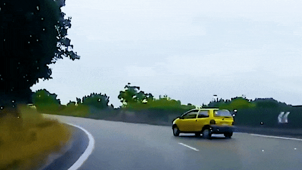 Ô tô mất lái bay lên lề đường và bất ngờ đỗ gọn trên dải phân cách