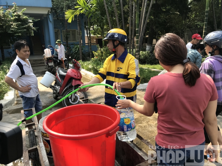 Dân Thủ đô mang xô, chậu xếp hàng lấy nước sạch như thời bao cấp