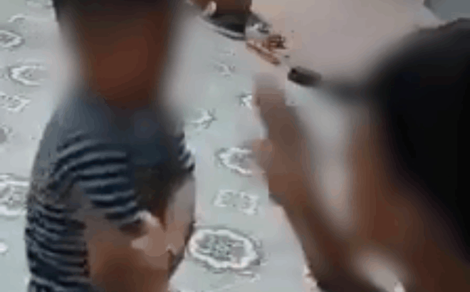 Người bố tát lia lịa vào mặt con trai 3 tuổi