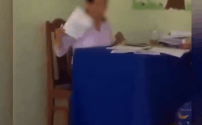 Cô giáo ném vở xuống đất, học sinh lầm lũi lên nhặt