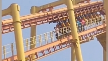 Người chơi bị treo ngược trên tàu lượn ở độ cao 60m do bị cắt điện
