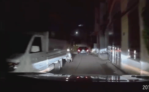 Em bé ngã xuống đường trong đêm khiến tài xế giật mình phanh gấp