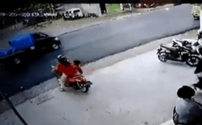 Bé trai vặn tay ga khiến cả hai mẹ con lao vào xe tải